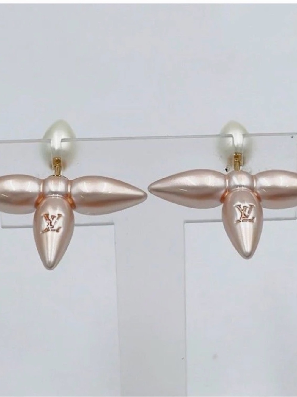 100% authentic Louis Vuitton
Louisette earrings in pink pearl! Collector piece